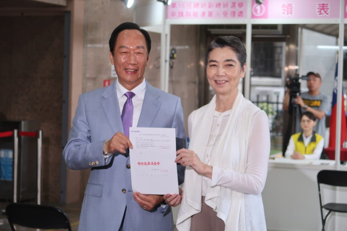 郭台銘與賴佩霞前往中選會申請總統副總統連署後展現已完成申請證明 圖：林朝億/攝（資料照）
