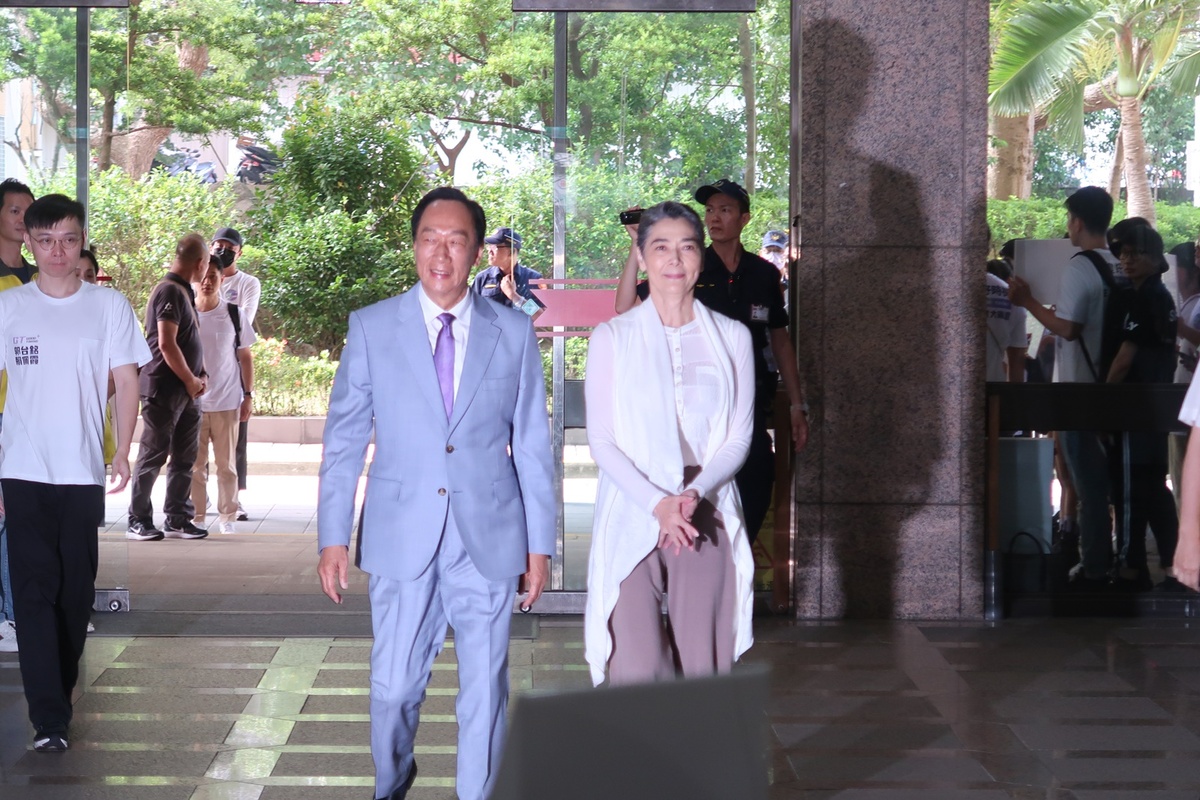 郭台銘與賴佩霞日前到中選會申請總統副總統連署。 圖：林朝億/攝(資料照)
