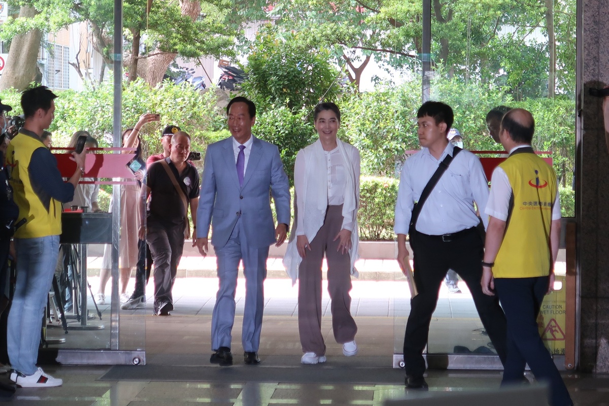 郭台銘與賴佩霞前往中選會申請總統副總統連署 圖：林朝億/攝