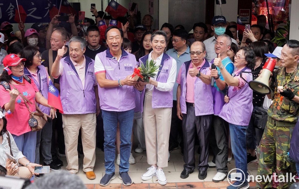 總統參選人郭台銘至板橋「阿銘之友會」連署站加油打氣。 圖：張良一/攝