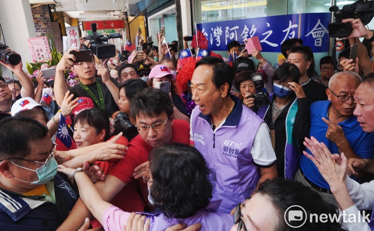 總統擬參選人郭台銘至板橋「阿銘之友會」連署站催票。 圖：張良一/攝（資料照）