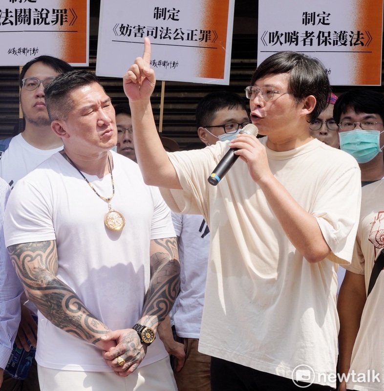 前立委黃國昌與「館長」陳之漢等人在立法院群賢樓外舉行「執政已經七年半　民進黨別再擺爛」記者會。 圖：張良一/攝(資料照)