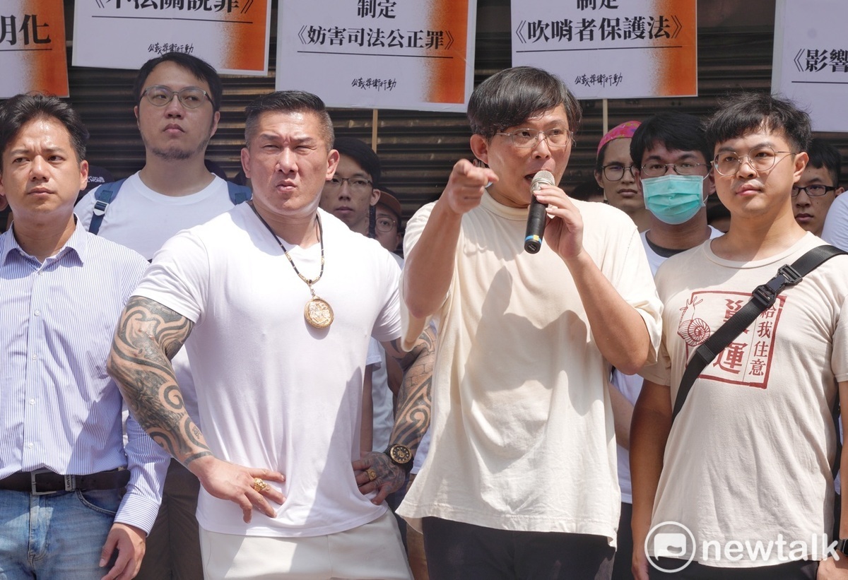 前立委黃國昌與「館長」陳之漢等人在立法院群賢樓外舉行「執政已經七年半　民進黨別再擺爛」記者會。 圖：張良一/攝