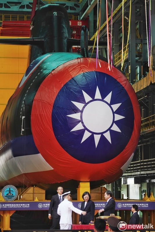 總統蔡英文上午到高雄台船出席「潛艦國造原型艦命名暨下水典禮」，蔡總統並將第一艘國造原型潛艦命名為海鯤軍艦。 圖：張良一/攝