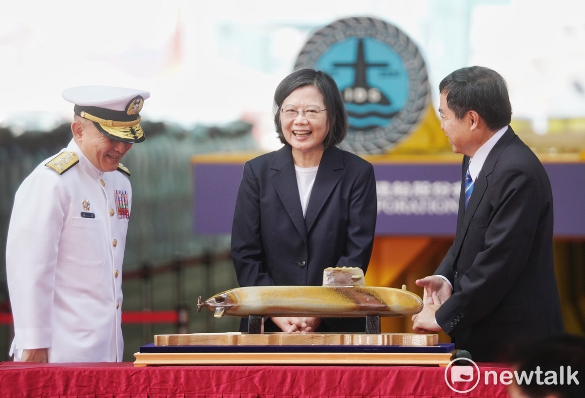 總統蔡英文上午到高雄台船出席「潛艦國造原型艦命名暨下水典禮」，蔡總統並將第一艘國造原型潛艦命名為海鯤軍艦。 圖：張良一/攝