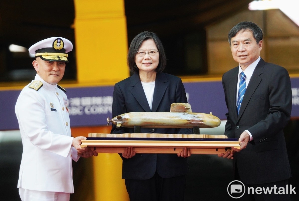 總統蔡英文上午到高雄台船出席「潛艦國造原型艦命名暨下水典禮」，蔡總統並將第一艘國造原型潛艦命名為海鯤軍艦。 圖：張良一/攝
