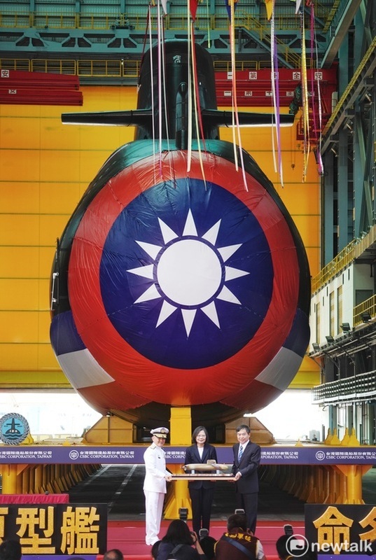 總統蔡英文上午到高雄台船出席「潛艦國造原型艦命名暨下水典禮」，蔡總統並將第一艘國造原型潛艦命名為海鯤軍艦。 圖：張良一/攝