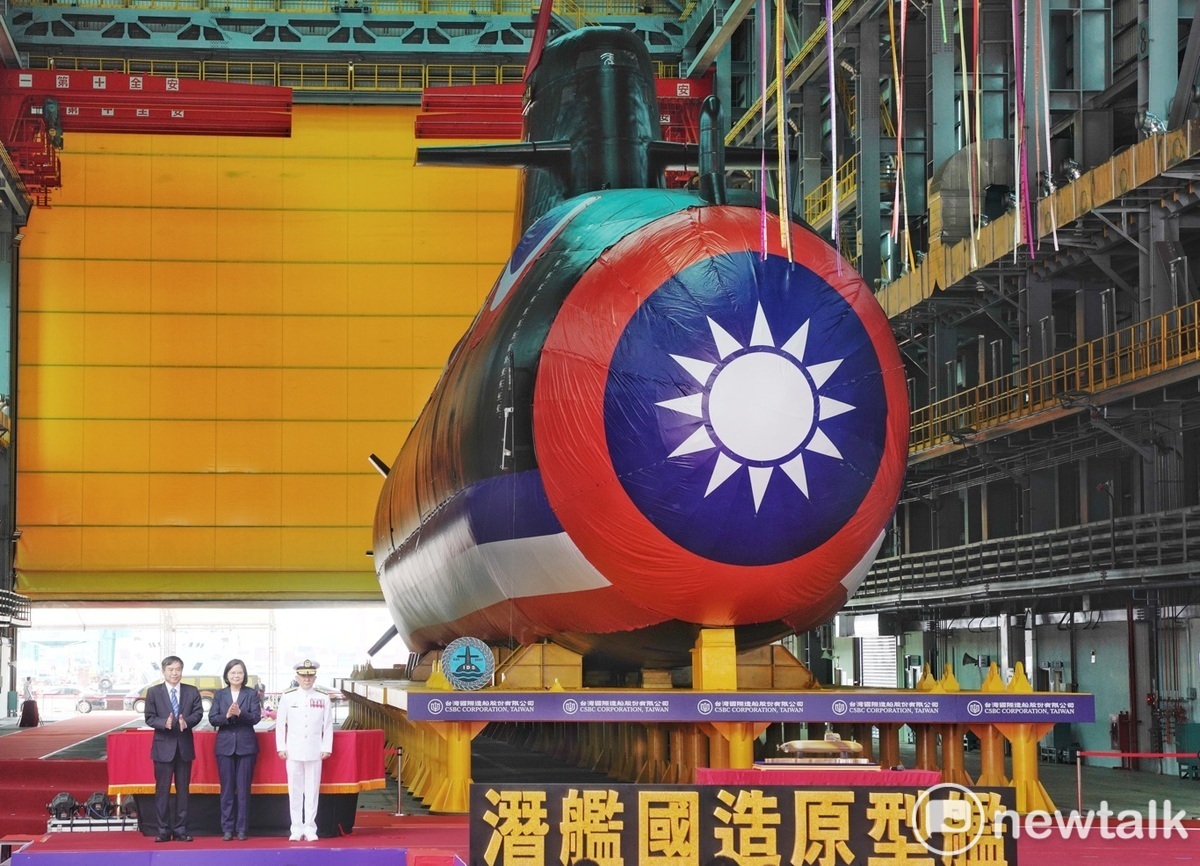 首艘潛艦國造「海鯤軍艦」（舷號711）9月28日正式在台船高雄廠區舉行下水典禮，象徵台灣自主國防重要里程碑。近日卻陷入資料外洩、廠商問題等爭議。 圖：張良一/攝（資料照）