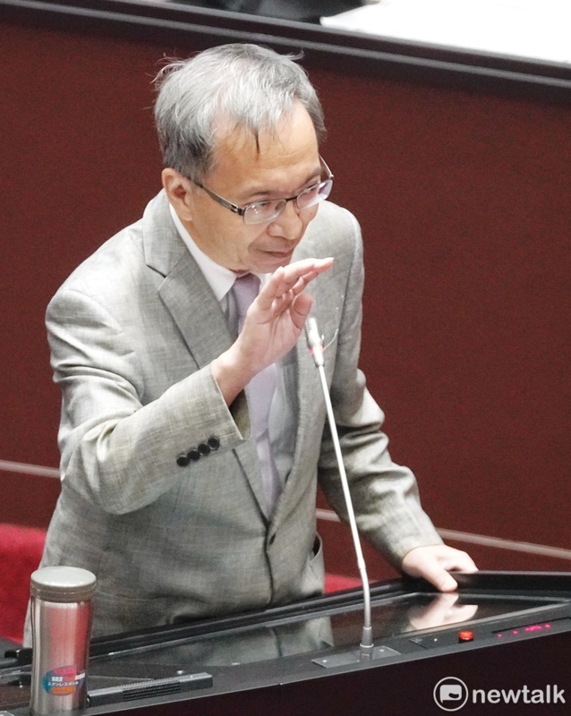衛福部口腔健康司司長賴向華突然於今(19)日清晨猝逝，疑似為心肌梗塞，初步研判疑似為天冷引發。對此，衛福部長胥瑞元震驚表示，一早收到消息感到非常遺憾。 圖：張良一/攝