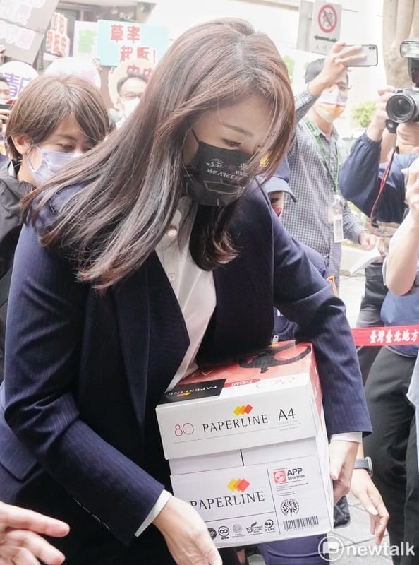 涉嫌在立委任內詐領助理加班費的新竹市長高虹安，下午手捧著一大盒資料到北院出庭。 圖：張良一/攝