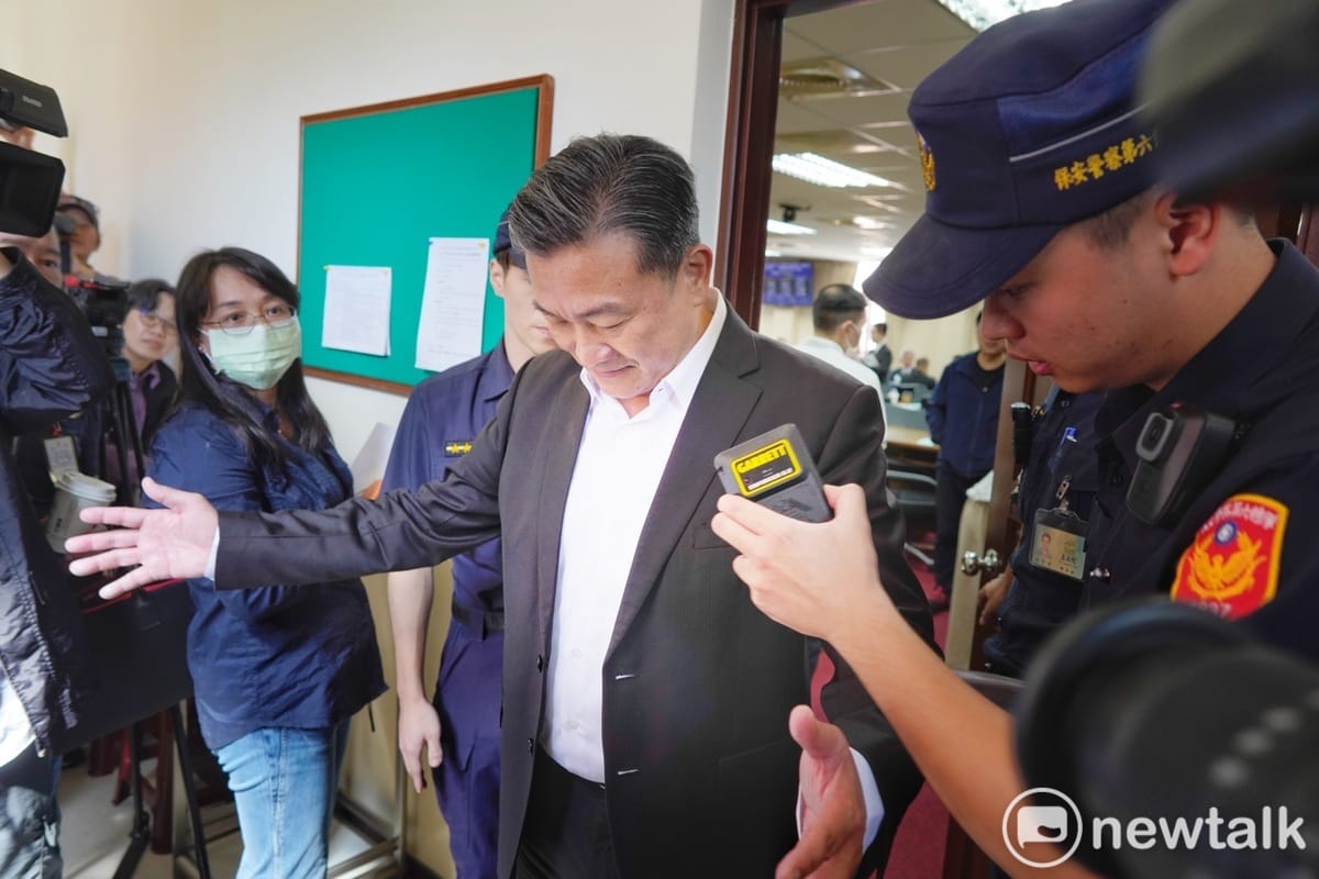 立院國防及外交委員會上午進行秘密會議，與會的民進黨立委王定宇在召開秘密會議場外接受金屬探測器的掃瞄。 圖：張良一/攝（資料照）