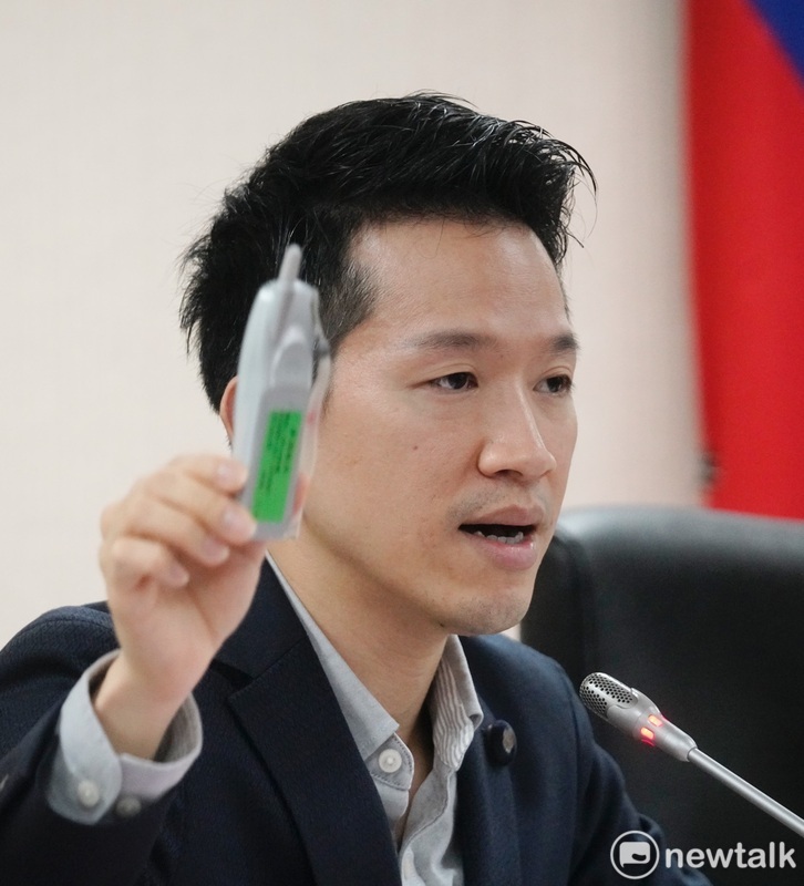 立院國防及外交委員會召委何志偉要求與會人員不得將二哥大手機攜進秘密會議室。 圖：張良一/攝
