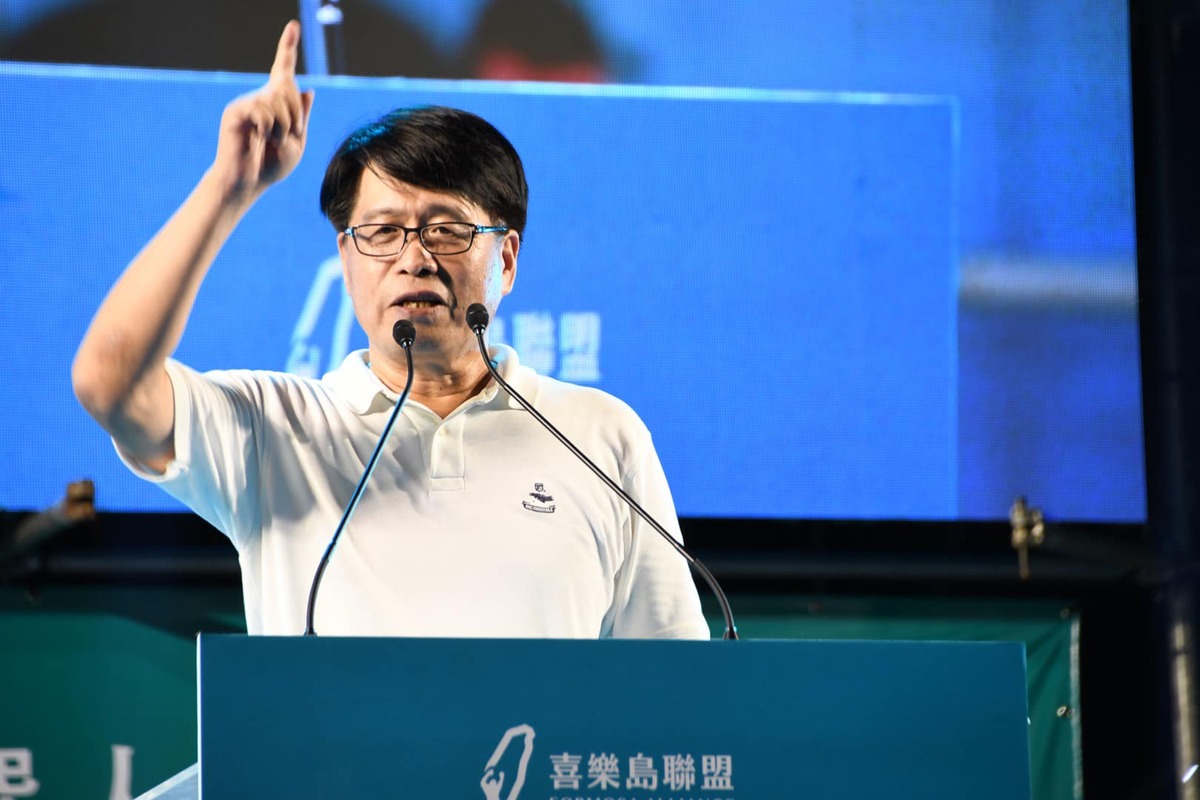 台灣民意基金會董事長游盈隆於臉書發文，批評國民黨提出日德模式民調是「不折不扣的張冠李戴，掛羊頭賣狗肉的行為」，並指「難怪到現在藍白合不起來」，圖為游盈隆。 圖：邱萬興拍攝（資料照）。