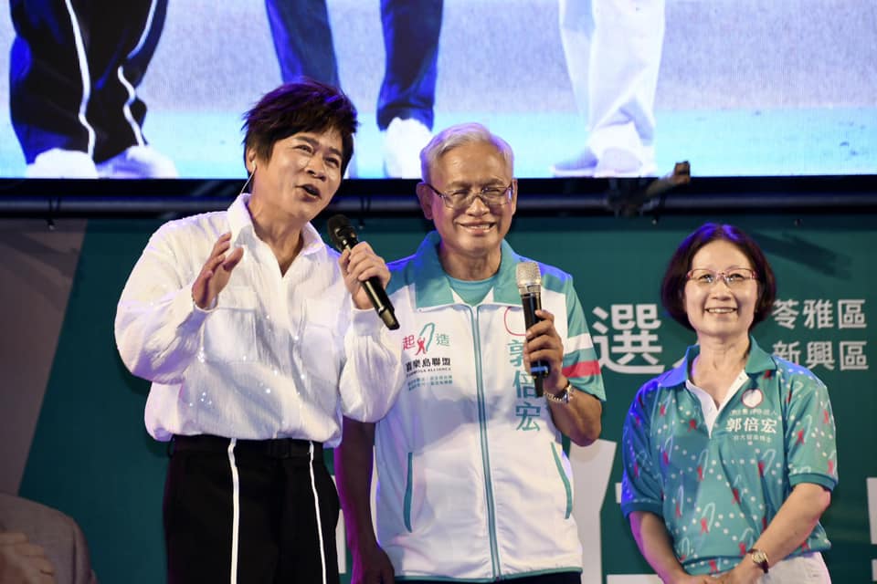 台語歌手洪榮宏受邀在郭倍宏競選總部成立現場演唱，受到高雄鄉親熱烈歡迎，安可聲不斷。 圖:邱萬興提供