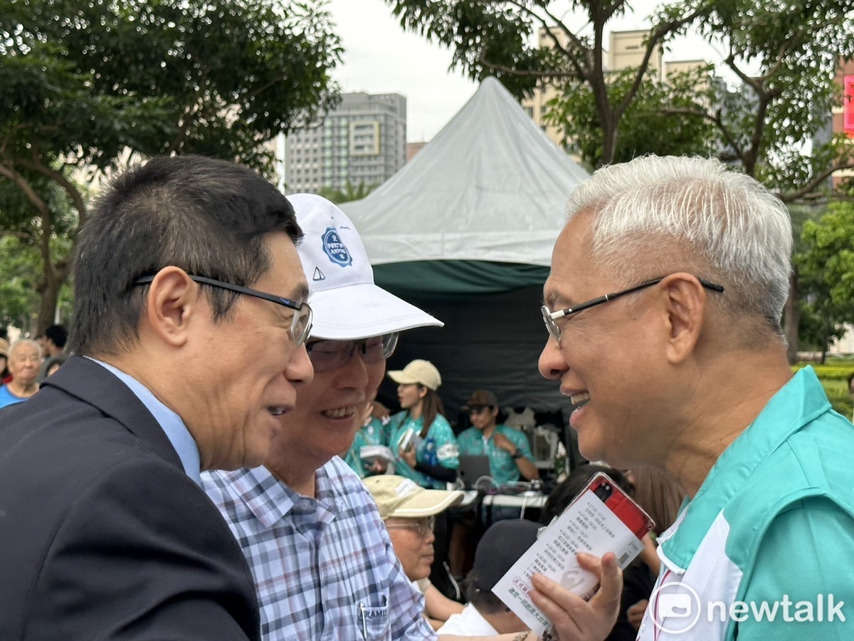 民運人士曹長青特地從日本來台出席郭倍宏競總成立，郭表達感謝之意。 圖:朱蒲青攝