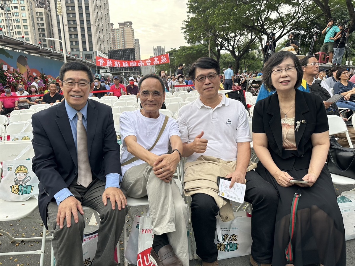 台灣重量級政治學者，長期投入台灣民主運動者的游盈隆教授(右二)、民運人士也是政論家的曹長青(左一)、文學家林文義均出席郭倍宏競總成立，為他加油打氣， 圖:朱蒲青攝