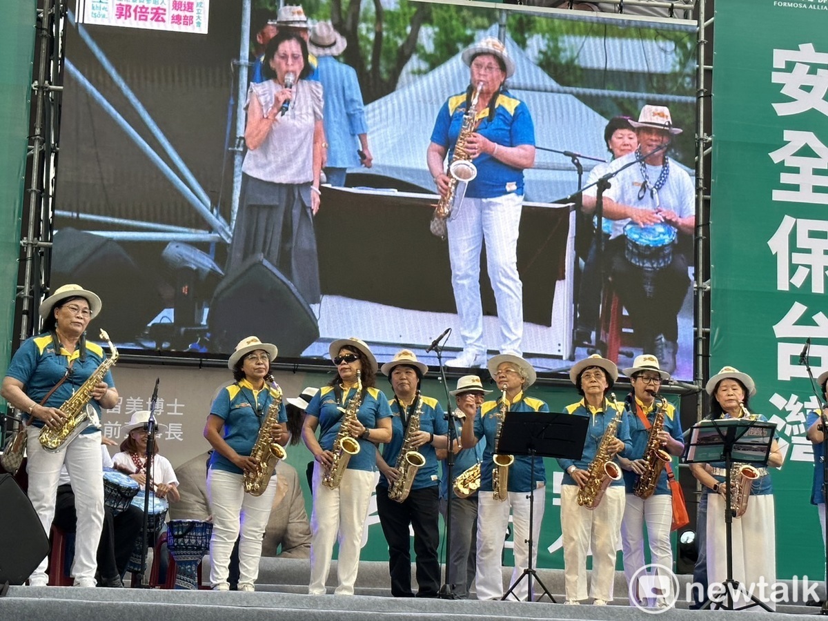 郭倍宏競選總部成立，社區婦女薩克斯樂團前來助陣長聲勢。 圖:朱蒲青攝