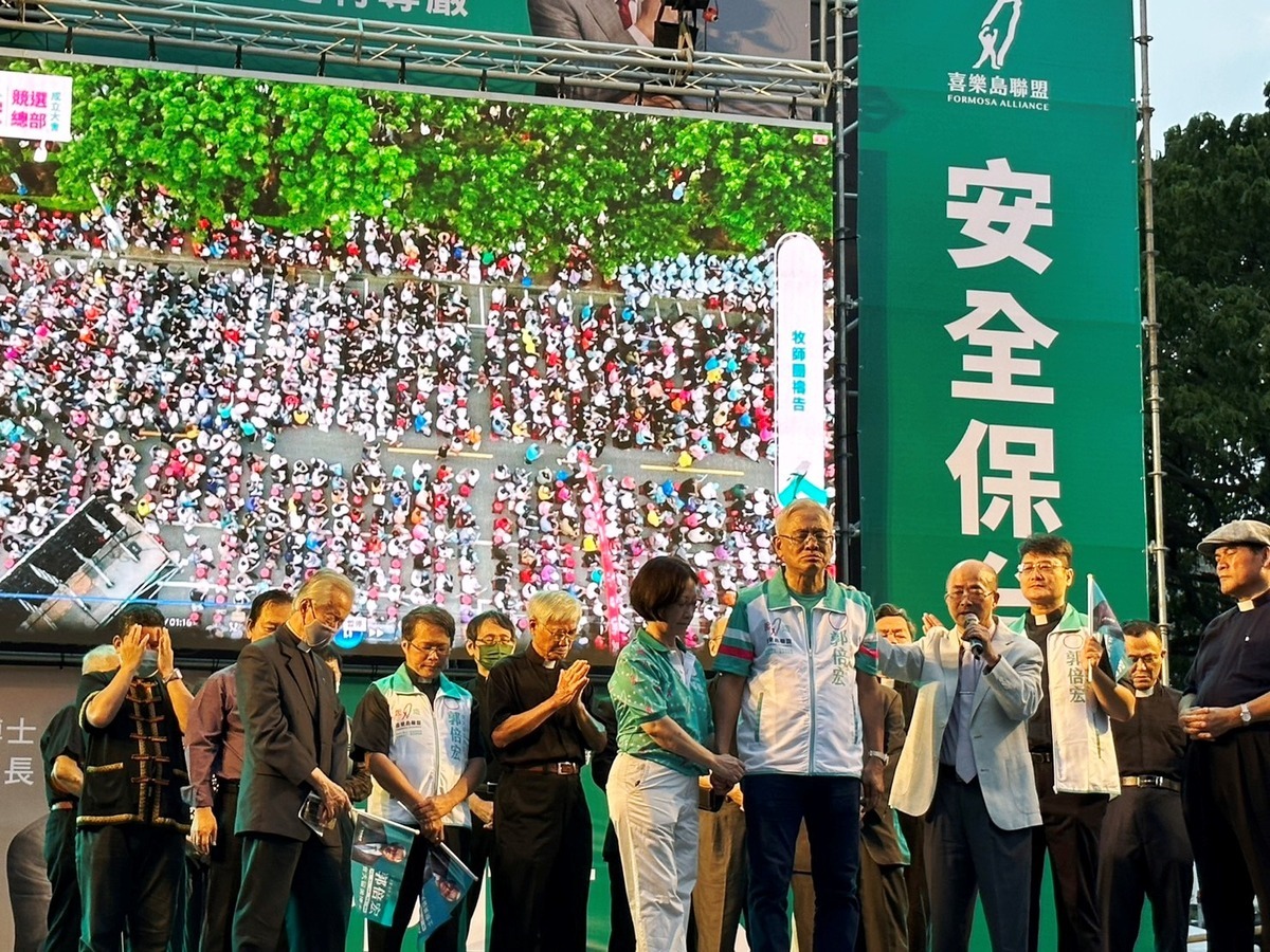 30人牧師團由楊錫儒牧師帶頭禱告，祝福郭倍宏順利當選。 圖:朱蒲青提供