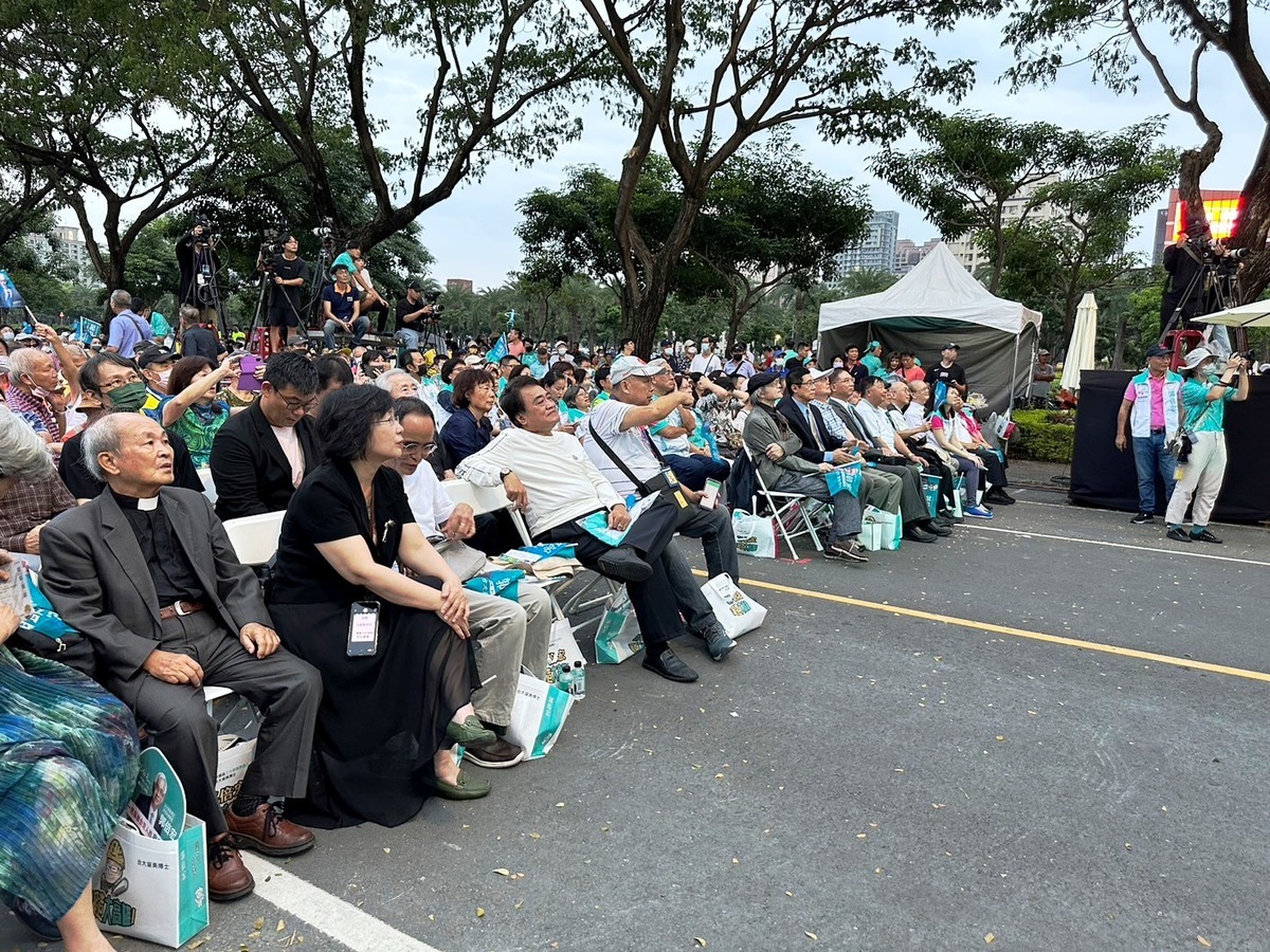 前來參加郭倍宏競總成立民眾,超乎主辦單位預期，人潮直接座到隔壁公園草坪上。 圖:朱蒲青提供