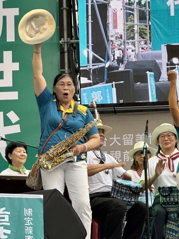 郭倍宏競選總部成立，社區婦女薩克斯樂團前來助陣長聲勢。 圖:朱蒲青提供