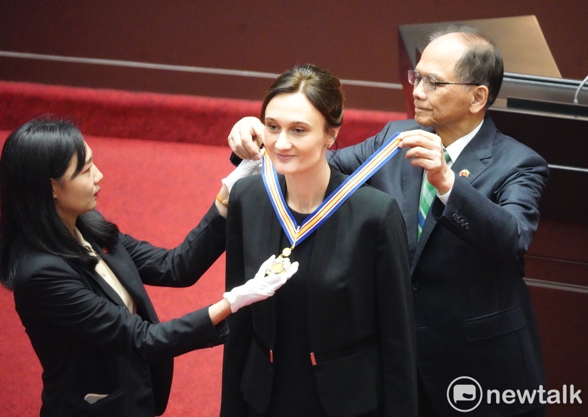 立法院長游錫堃上午在立法院院會頒發一等國會獎章給來訪的立陶宛國會議長希米利特。 圖：張良一/攝