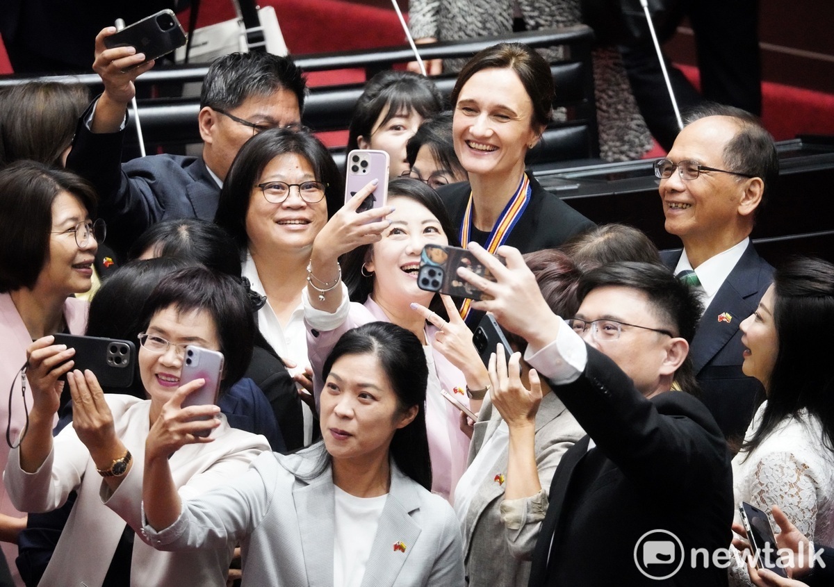 立陶宛國會議長希米利特（Viktorija Čmilytė-Nielsen）上午訪問立法院，多位立委拿著手機和她自拍。 圖：張良一/攝