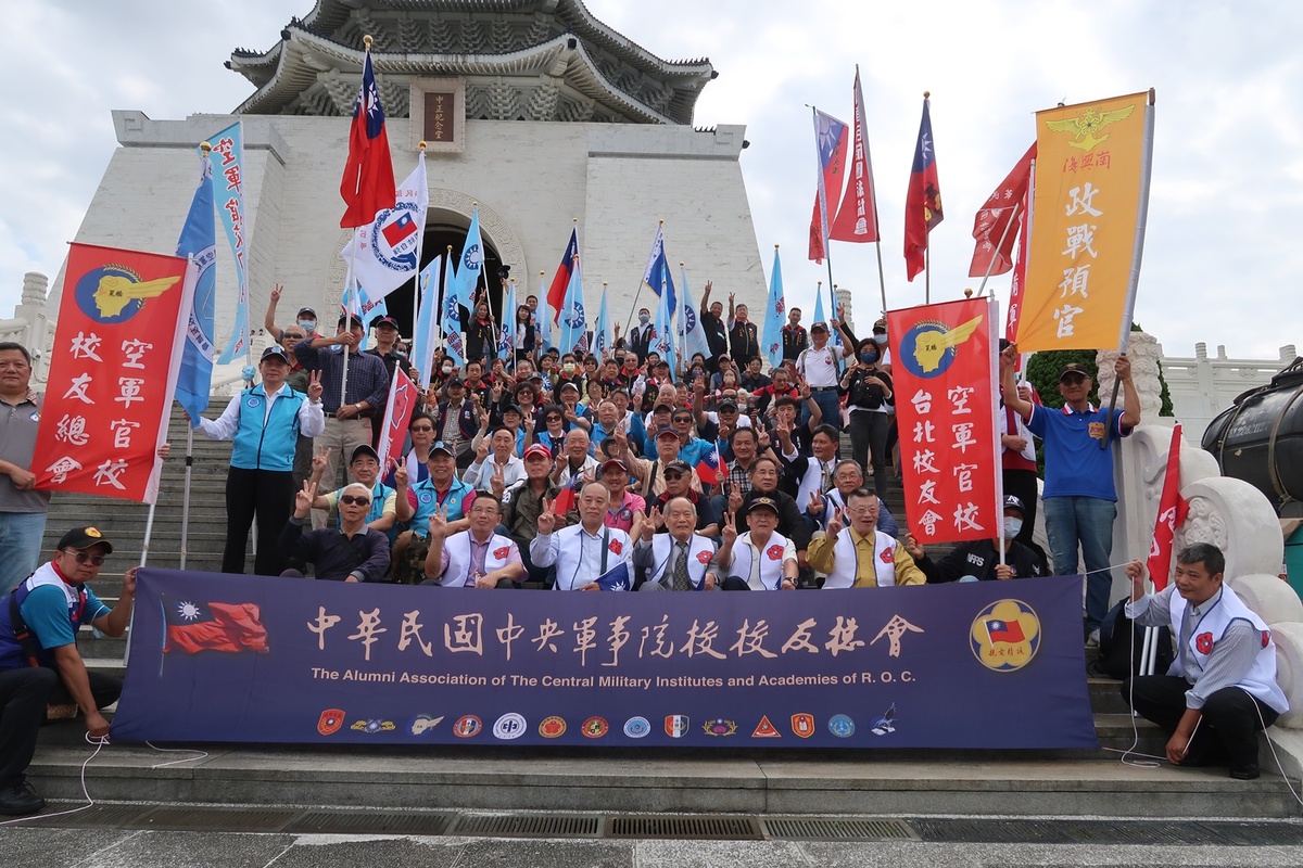 中華民國中央軍事院校後援總會30日集結在蔣介石紀念堂前準備前往紀念堂致意 圖：林朝億/攝