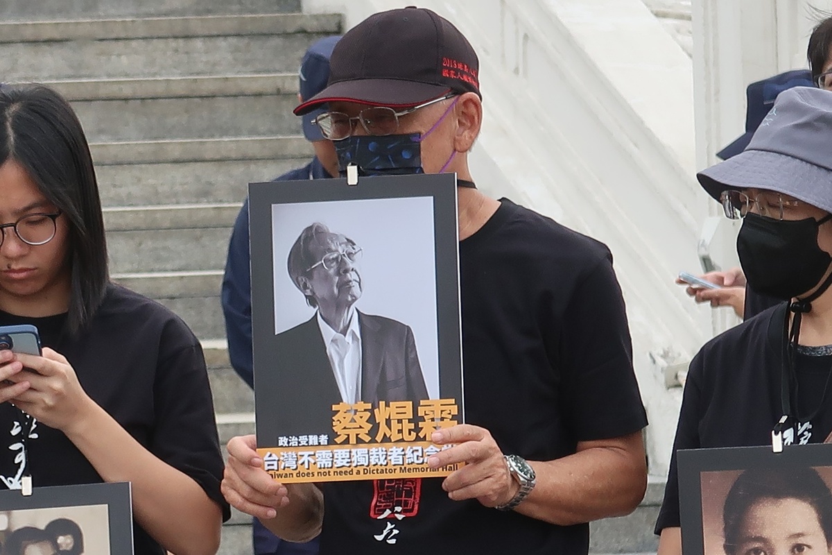 陳文成紀念基金會等75個民間團體在蔣介石冥誕前一日（30日）於中正紀念堂前舉行「台灣不需要獨裁者紀念堂」活動，出席者包括政治受難者蔡寬裕等人手舉228事件以來許多受難者遺照。圖為政治犯陳欽生手持已故蔡焜霖遺照 圖：林朝億/攝