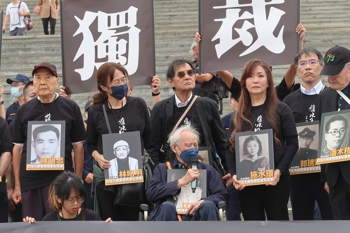 陳文成紀念基金會等75個民間團體在蔣介石冥誕前一日（30日）於中正紀念堂前舉行「台灣不需要獨裁者紀念堂」活動，出席者包括政治受難者蔡寬裕等人手舉228事件以來許多受難者遺照。 圖：林朝億/攝