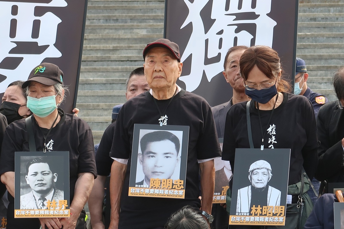 陳文成紀念基金會等75個民間團體在蔣介石冥誕前一日（30日）於中正紀念堂前舉行「台灣不需要獨裁者紀念堂」活動，出席者包括政治受難者蔡寬裕等人手舉228事件以來許多受難者遺照。圖為高齡94歲的政治犯張則周 圖：林朝億/攝