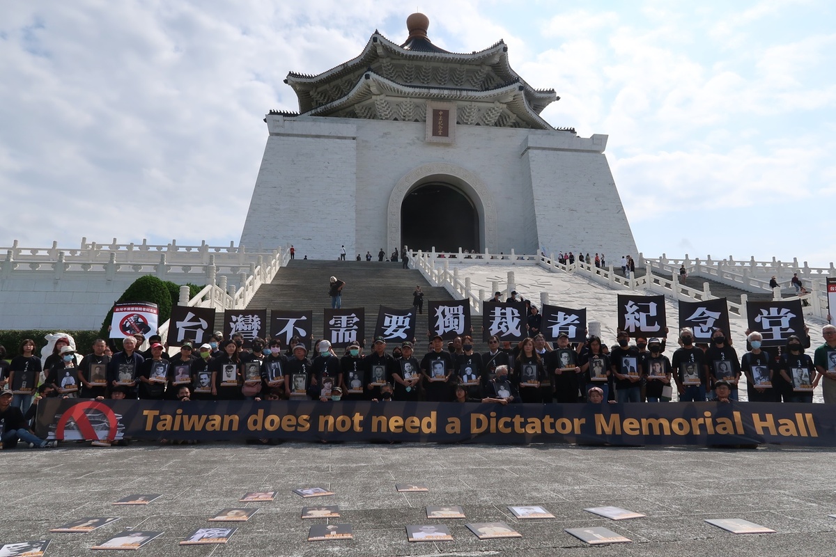 陳文成紀念基金會等75個民間團體去年12月30日蔣介石冥誕前於中正紀念堂舉行「台灣不需要獨裁者紀念堂」活動，出席者包括政治受難者蔡寬裕等人手舉228事件以來許多受難者遺照。 圖：林朝億/攝(資料照)