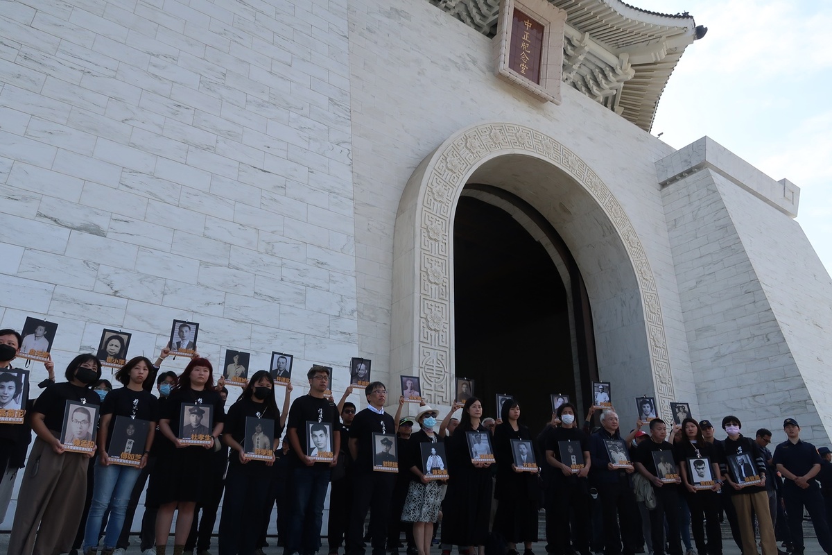 陳文成紀念基金會等75個民間團體在蔣介石冥誕前一日（30日）於中正紀念堂前舉行「台灣不需要獨裁者紀念堂」活動，出席者包括政治受難者蔡寬裕等人手舉228事件以來許多受難者遺照。 圖：林朝億/攝