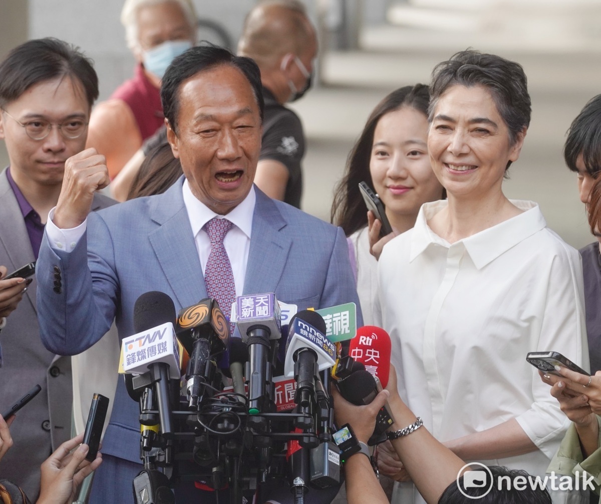 正、副總統獨立參選人郭台銘、賴佩霞到台北市選委會遞交參選總統連署書。 圖：張良一/攝（資料照）