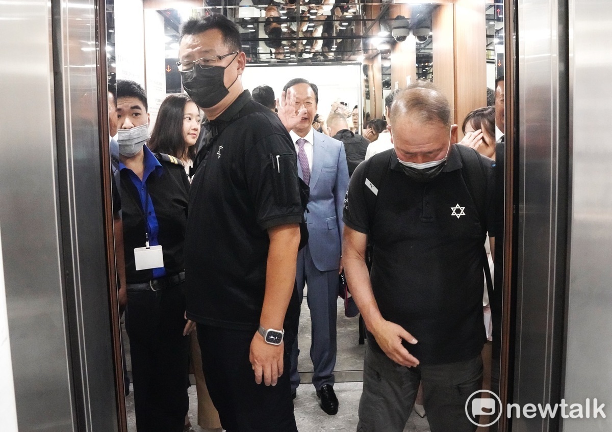 正、副總統獨立參選人郭台銘、賴佩霞到台北市選委會遞交參選總統連署書。 圖：張良一/攝