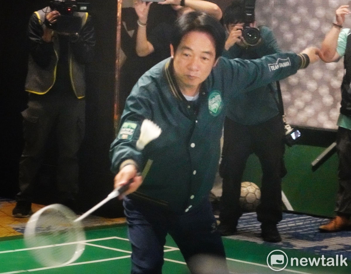 民進黨總統參選人賴清德出席體育Team Taiwan全國體育界挺賴清德後援會成立大會前和小朋友一起打羽毛球。 圖：張良一/攝