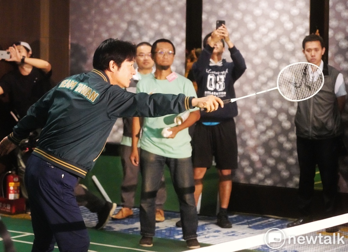 民進黨總統參選人賴清德出席體育Team Taiwan全國體育界挺賴清德後援會成立大會前和小朋友一起打羽毛球。 圖：張良一/攝