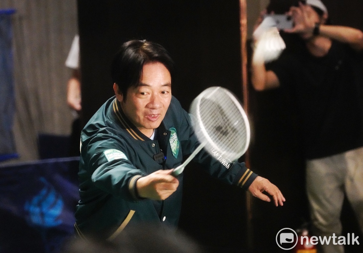 民進黨總統參選人賴清德出席體育Team Taiwan全國體育界挺賴清德後援會成立大會前和小朋友一起打羽毛球。 圖：張良一/攝