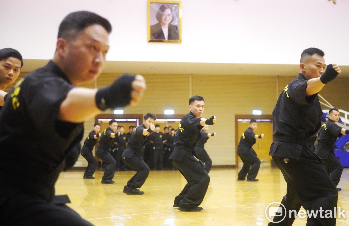 國安局今（9）天舉行第十六任總統、副總統候選人安全維護專精訓練結訓及編成典禮。圖為維安人員進行維安演練。 圖：張良一/攝