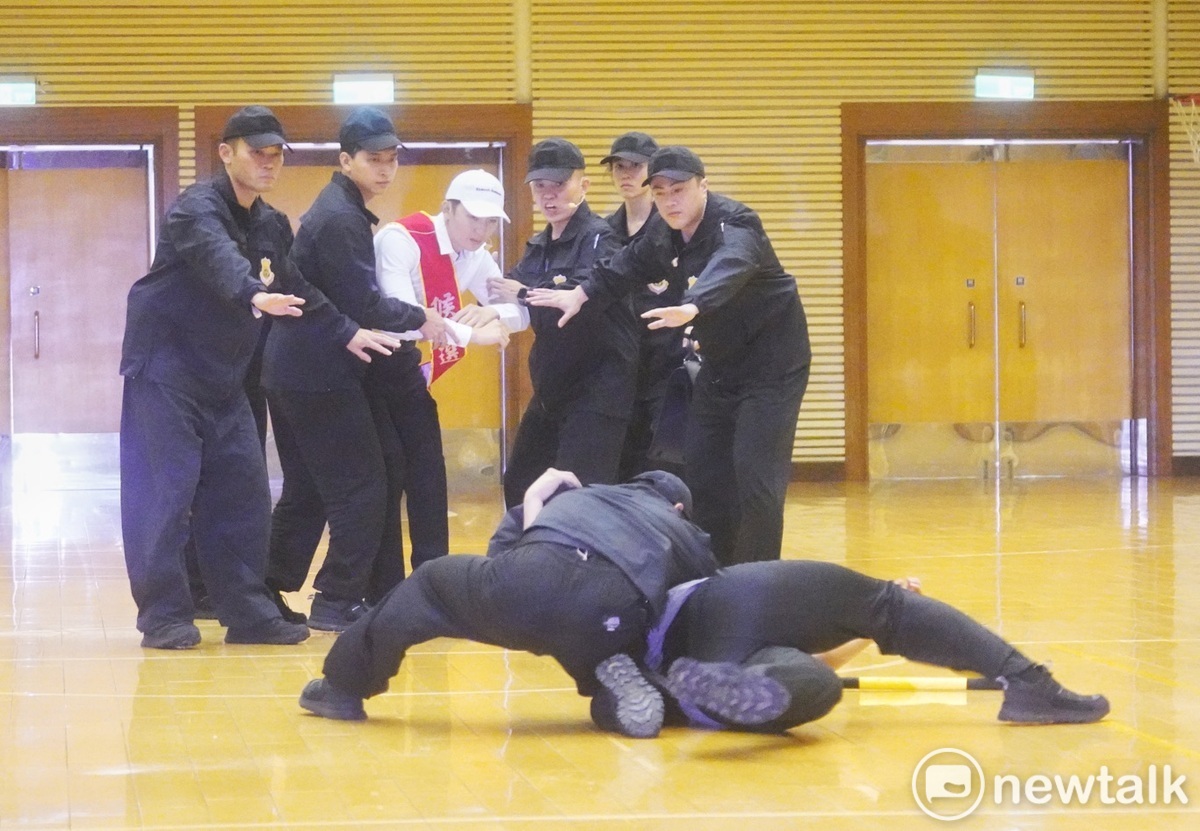 國安局今（9）天舉行第十六任總統、副總統候選人安全維護專精訓練結訓及編成典禮。圖為維安人員進行維安演練。 圖：張良一/攝