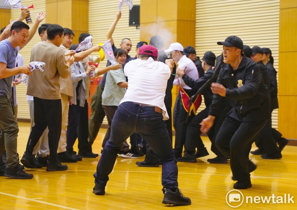 國安局今（9）天舉行第十六任總統、副總統候選人安全維護專精訓練結訓及編成典禮。圖為維安人員進行候選人遭遇槍擊之維安演練。 圖：張良一/攝
