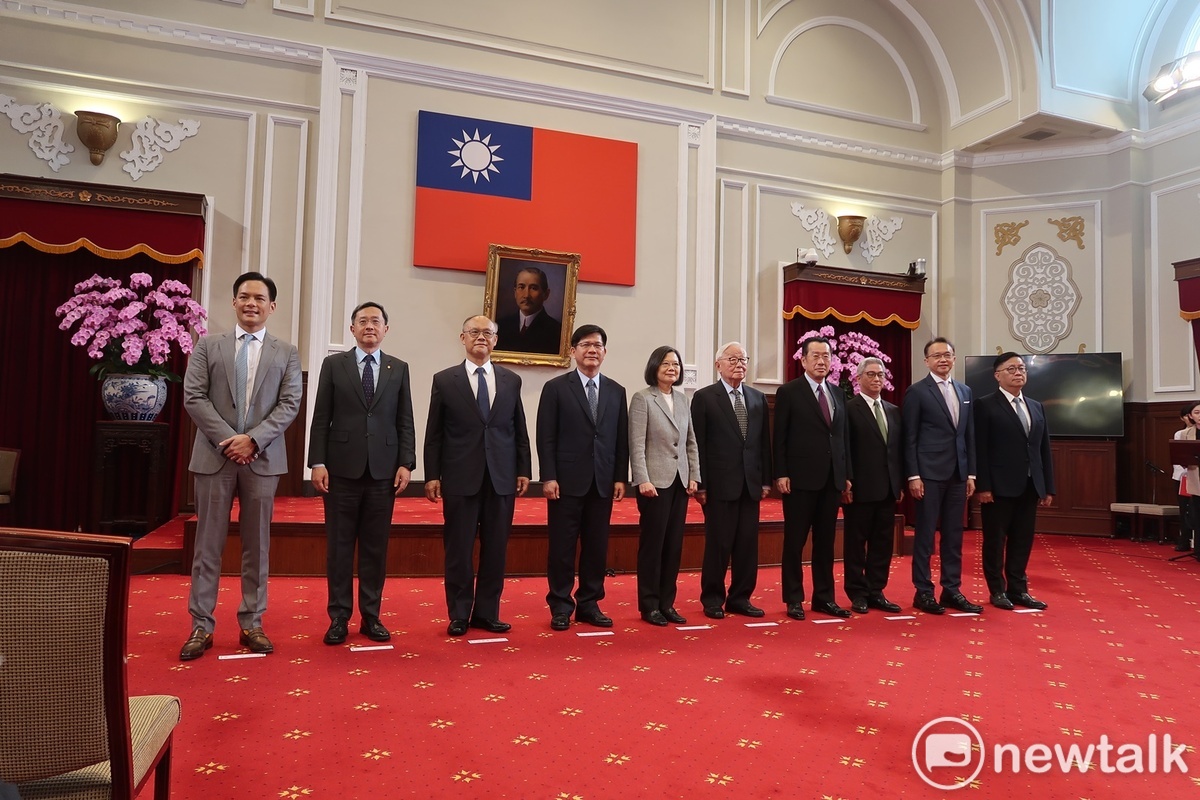總統蔡英文與台積電創辦人張忠謀與APEC代表團成員。 圖：林朝億/攝