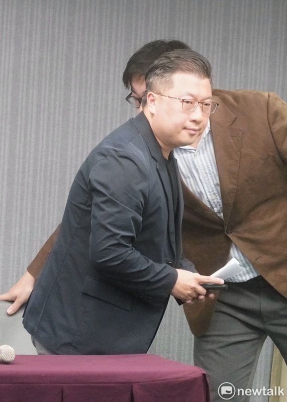 民進黨新聞輿情部主任兼發言人張志豪舉行記者會，駁斥新黨立委候選人游智彬對其喝花酒的指控。 圖：張良一/攝