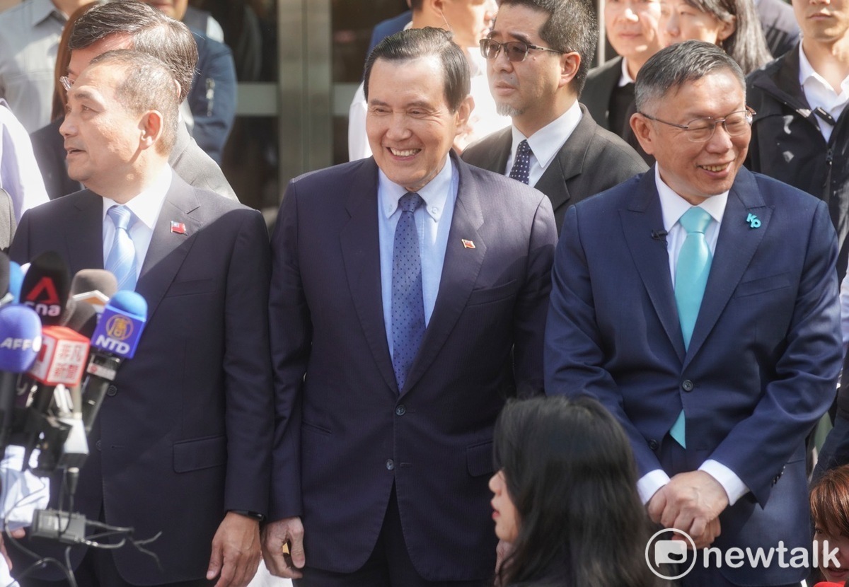 國民兩黨藍白合達成6點共識，會後朱立倫、侯友宜、馬英九、柯文哲攜手合影。   圖：張良一 / 攝（資料照）