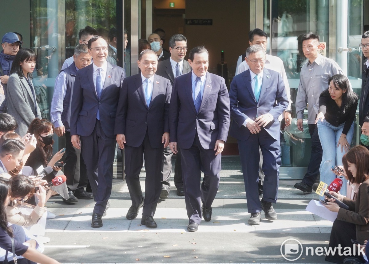 國民兩黨藍白合達成6點共識，會後朱立倫、侯友宜、馬英九、柯文哲攜手合影。   圖：張良一 / 攝（資料照）