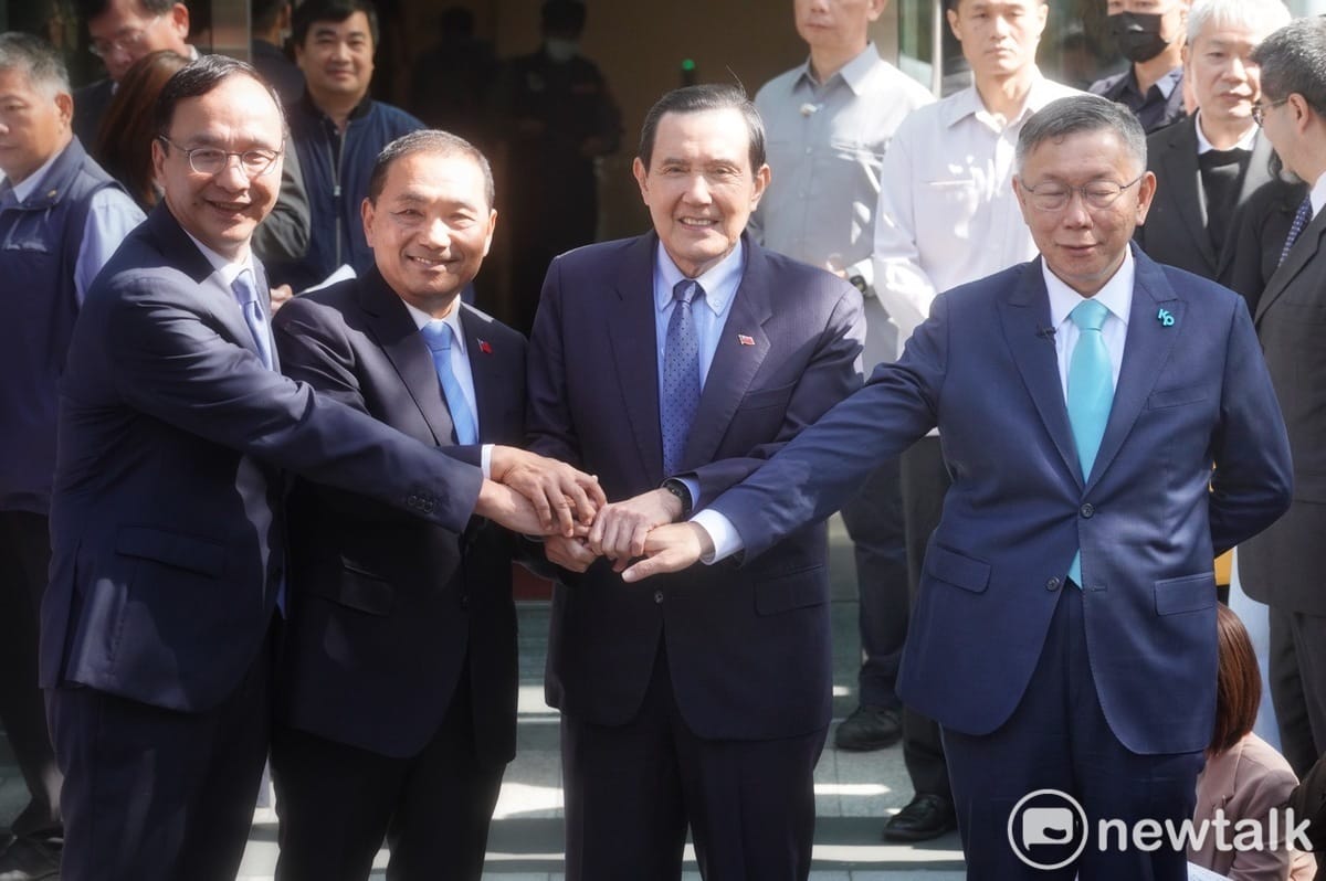 國民兩黨藍白合達成6點共識，會後朱立倫、侯友宜、馬英九、柯文哲攜手合影。   圖：張良一 / 攝（資料照）