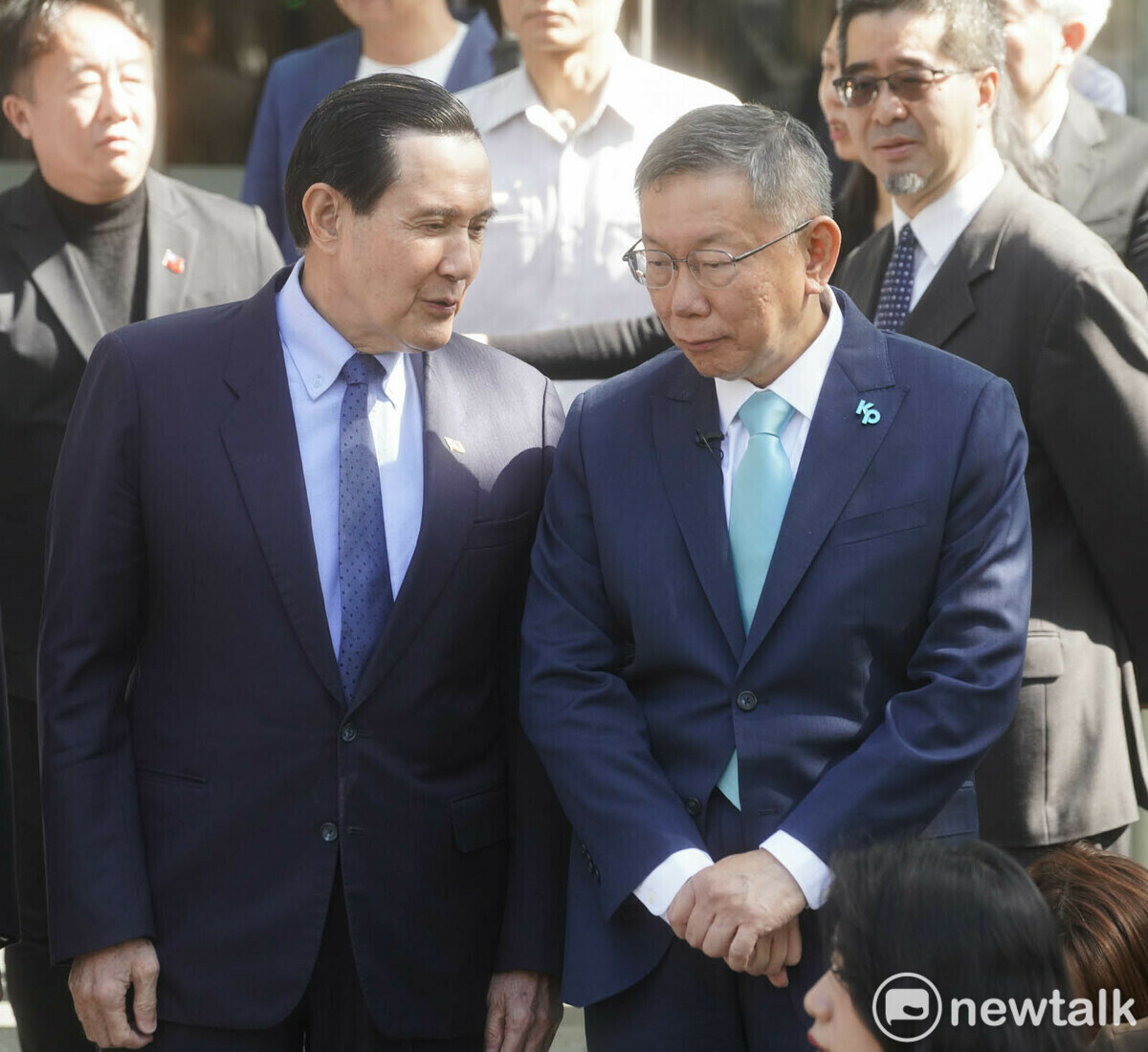 國民黨總統參選人侯友宜、民眾黨總統參選人柯文哲在前總統馬英九的見證下進行二次政黨協商，馬問柯「你沒想到有今天吧？」 圖：張良一/攝