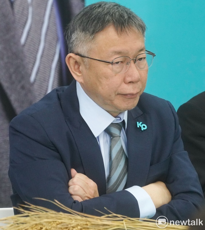 民眾黨總統參選人柯文哲在記者會中回答媒體提問昨日與國民黨進行二次政黨協商的經過。 圖：張良一 / 攝
