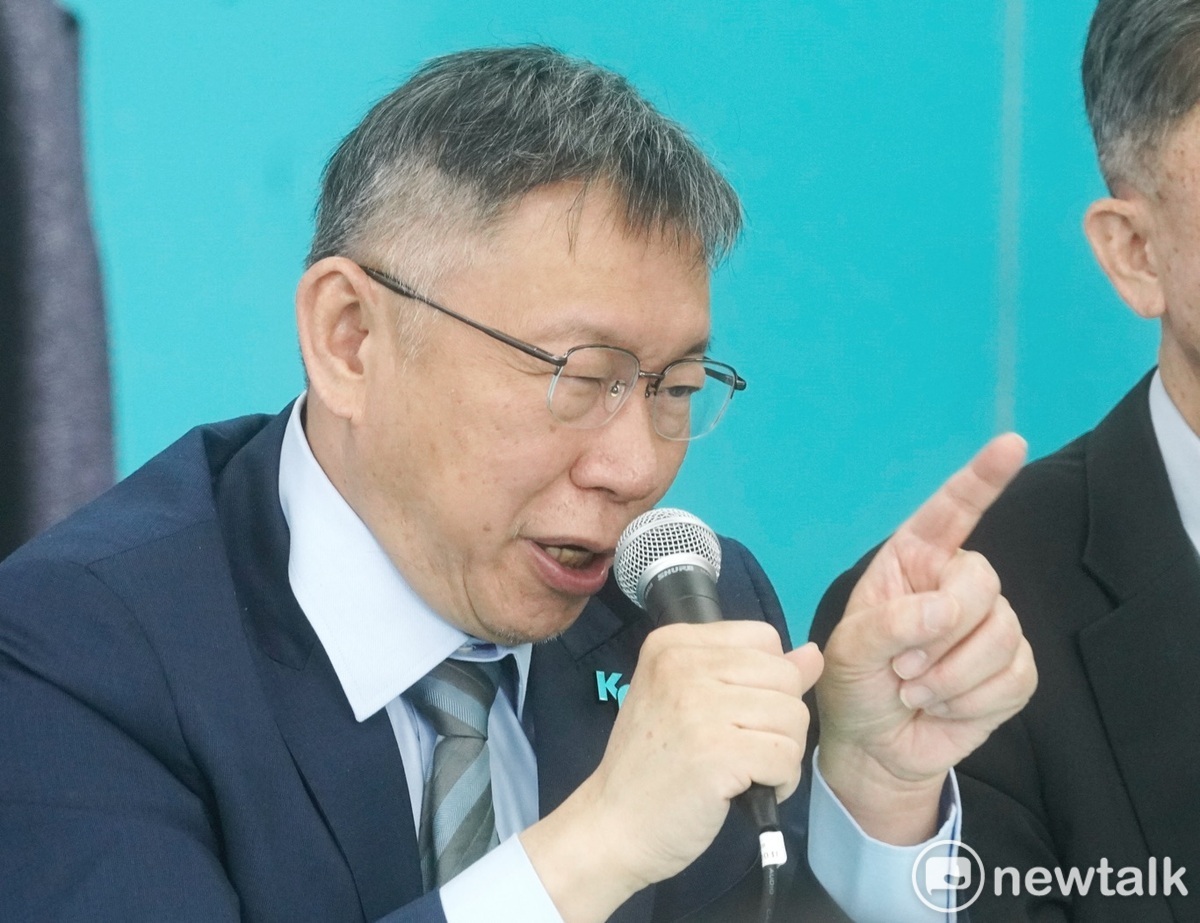 民眾黨總統參選人柯文哲在記者會中回答媒體提問昨日與國民黨進行二次政黨協商的經過。 圖：張良一 / 攝（資料照）