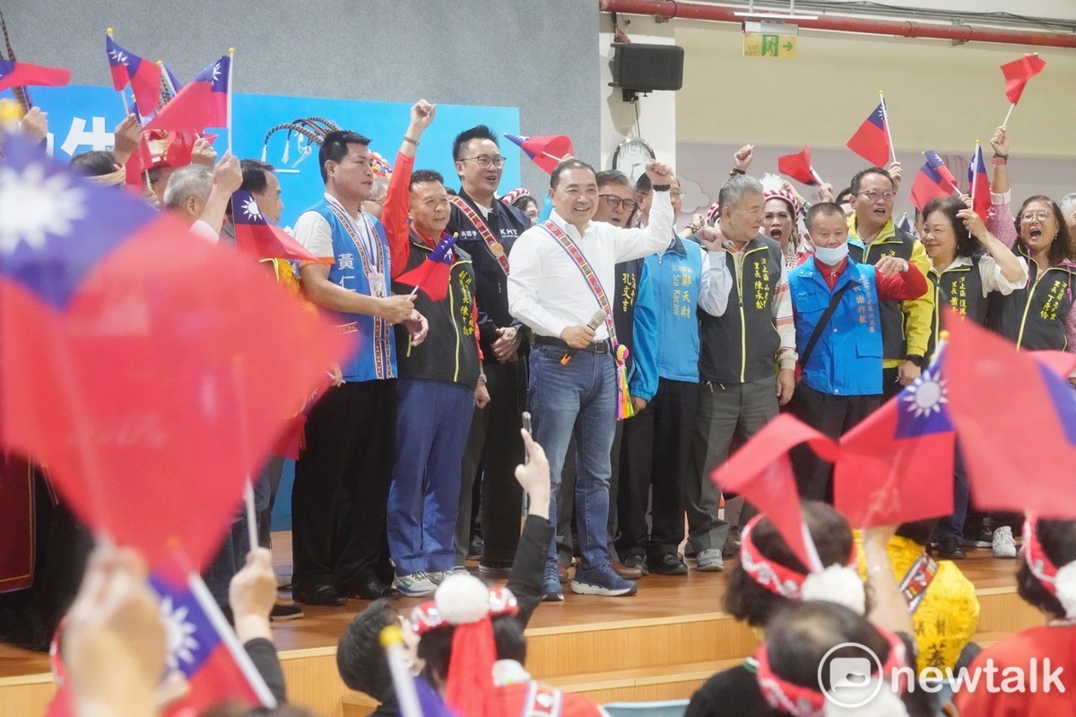 國民黨總統參選人侯友宜到汐止召開綻放台灣美麗「原」色-原住民政策發表會，並和原住民一起唱歌跳舞。 圖：張良一/攝