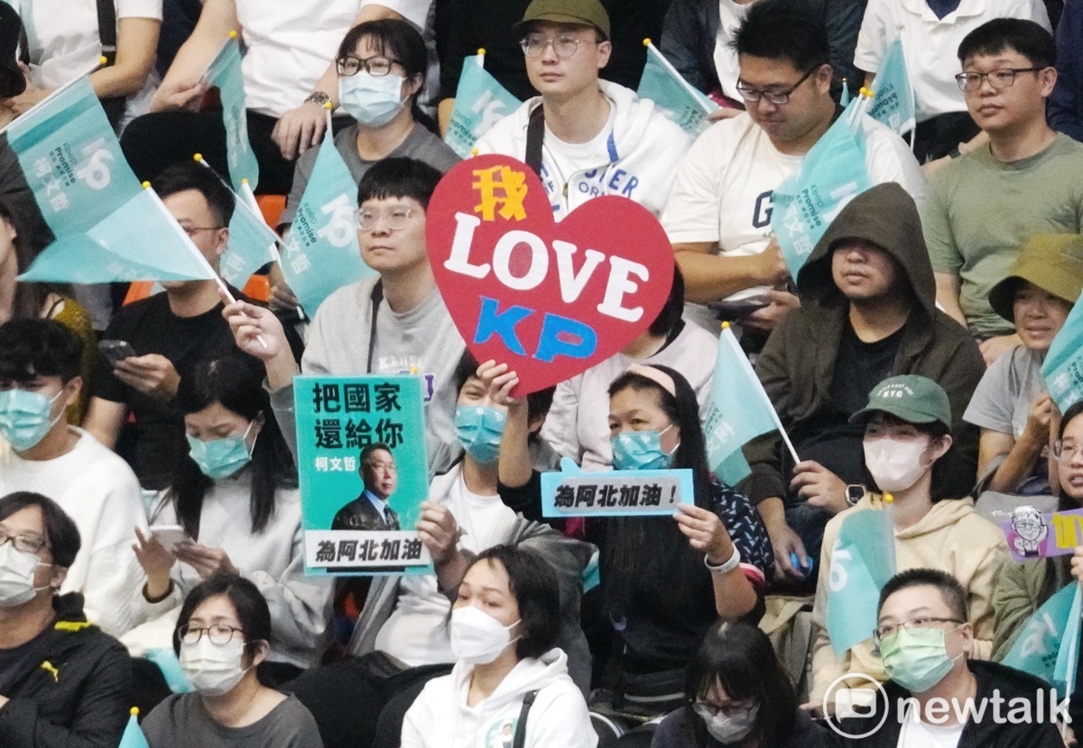 民眾黨支持者在TeamKP誓師大會會場舉牌向柯文哲加油。 圖：張良一/攝